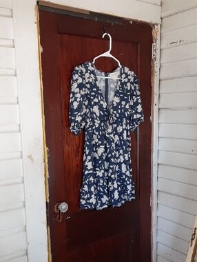 saltwater LUXE navy & white floral V-neck dress
